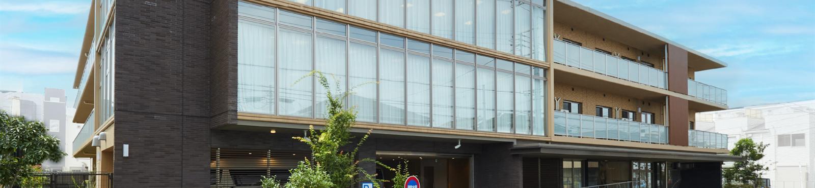 東急ウェリナケア旗の台の外観。ガラスの窓が並ぶ3階建ての建物