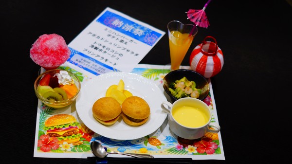 ハワイをテーマにした納涼祭のランチ。ミニハンバーガー、アボカドとえびのサラダ、とうもろこしの冷製ポタージュ、プリンアラモード