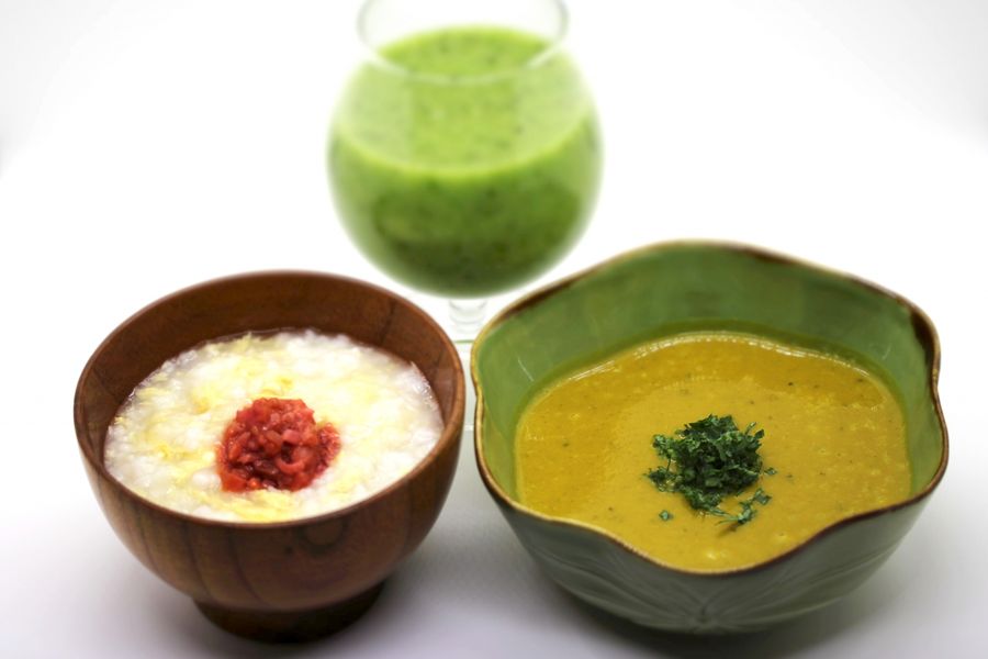 ペースト状にしたおかゆと野菜のスープ、緑色のスムージー