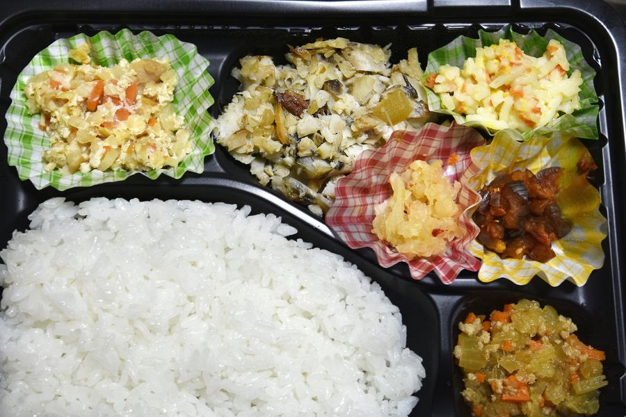 ご飯の横に、細かく刻んだおかずを詰めたお弁当