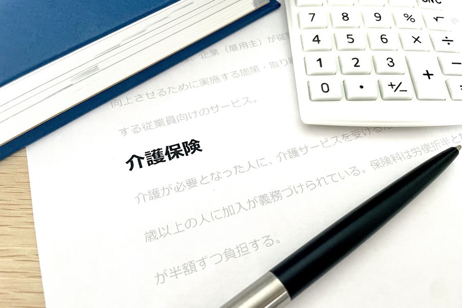 介護保険について説明する資料と、ペン
