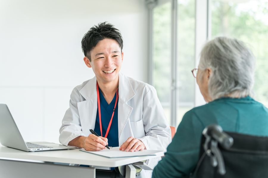 高齢の女性の話を聞く医師