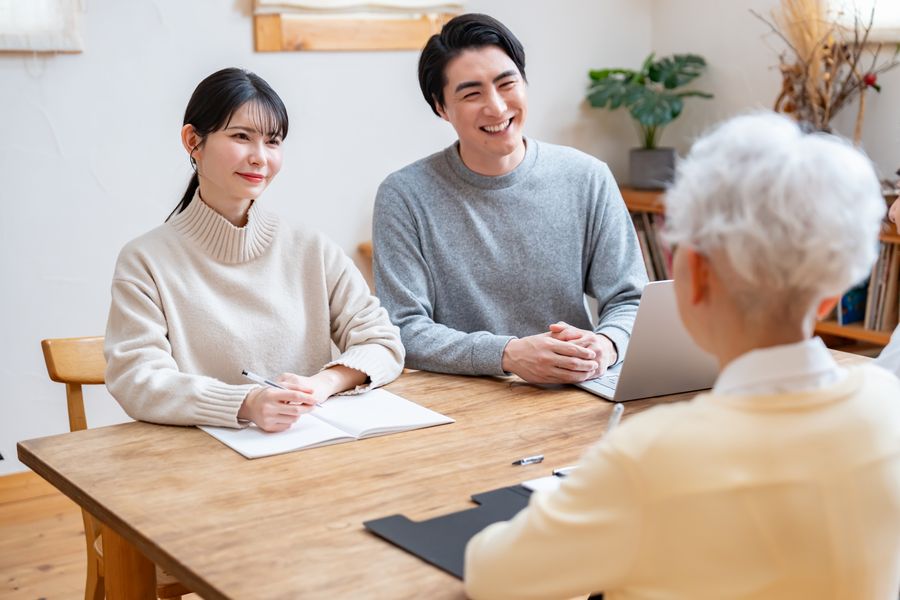 テーブルを囲んで、これからの暮らしについて話し合う家族