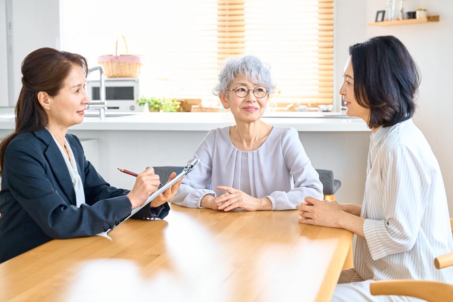 相談員と話す高齢の母と娘