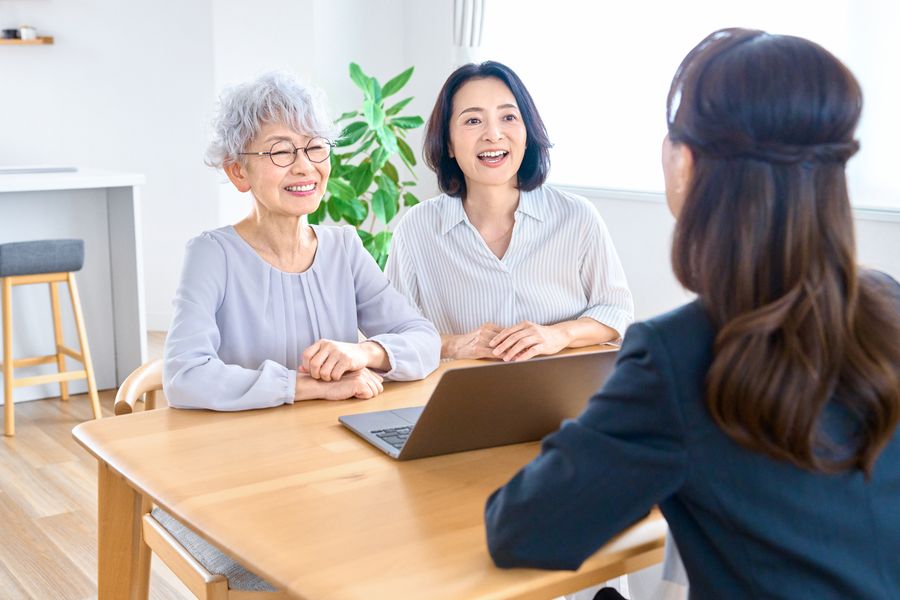 タブレットを見ながら、相談員の話を聞く高齢の女性と娘
