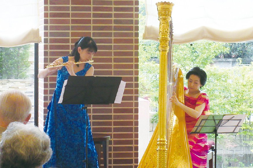 フルートとハープの演奏を聴くご入居者