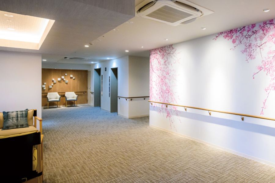 花をモチーフにしたアート作品のある、明るいロビー