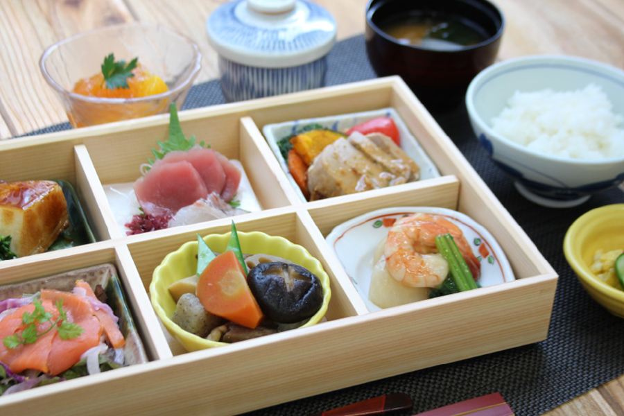焼き魚やお造りなどを詰めた、松花堂弁当の昼食