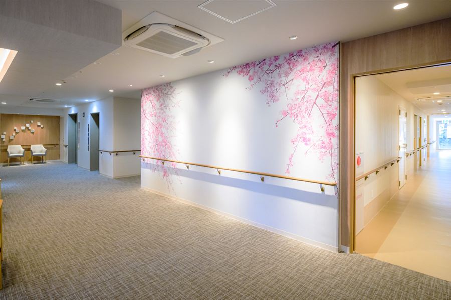 桜の壁画のある、居住フロアのエレベーターホール
