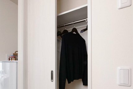 居室の作り付けの収納。上着が掛かっている