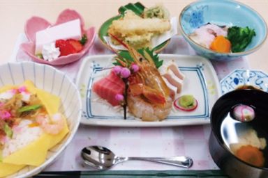 ひな祭り御膳。ちらし寿司、お造り、天ぷら、お吸い物の膳