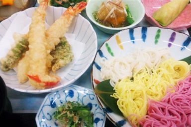 七夕御膳。天ぷらと、色とりどりのそうめん