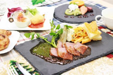 クリスマスランチ。肉料理とデザートの洋食プレート