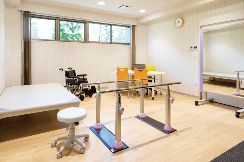 尾山台の機能訓練室。平行棒と鏡、ベッドがある