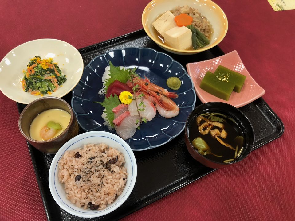 開業6周年のスペシャルランチ。お刺身、赤飯、茶碗蒸し、煮物などの膳