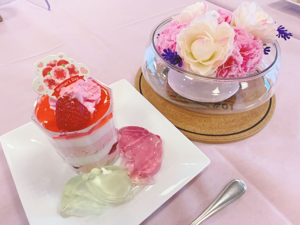 いちごのデザートと花の飾り