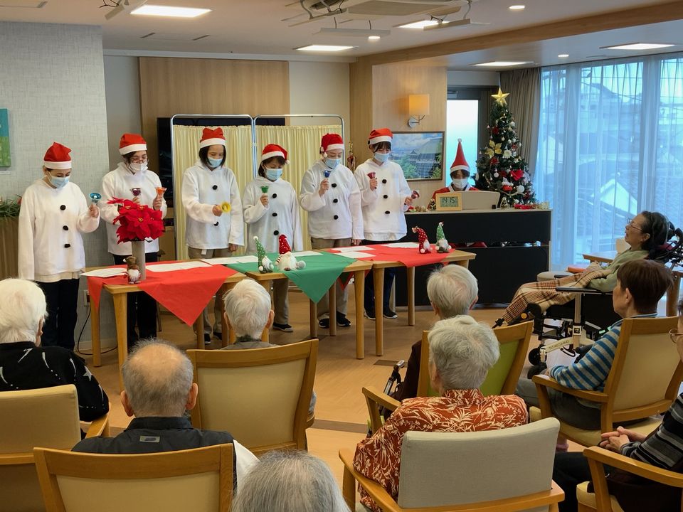 サンタの帽子をかぶったスタッフ有志によるハンドベルの演奏