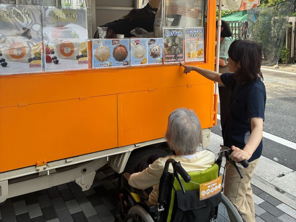 ホームの前に来たキッチンカーで、ジェラートを選ぶご入居者とスタッフ