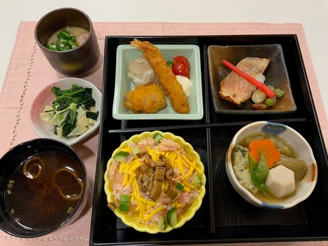ちらし寿司や煮物、エビフライを盛った膳