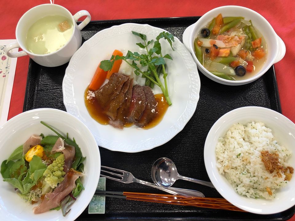 ステーキとサラダ、スープの洋食