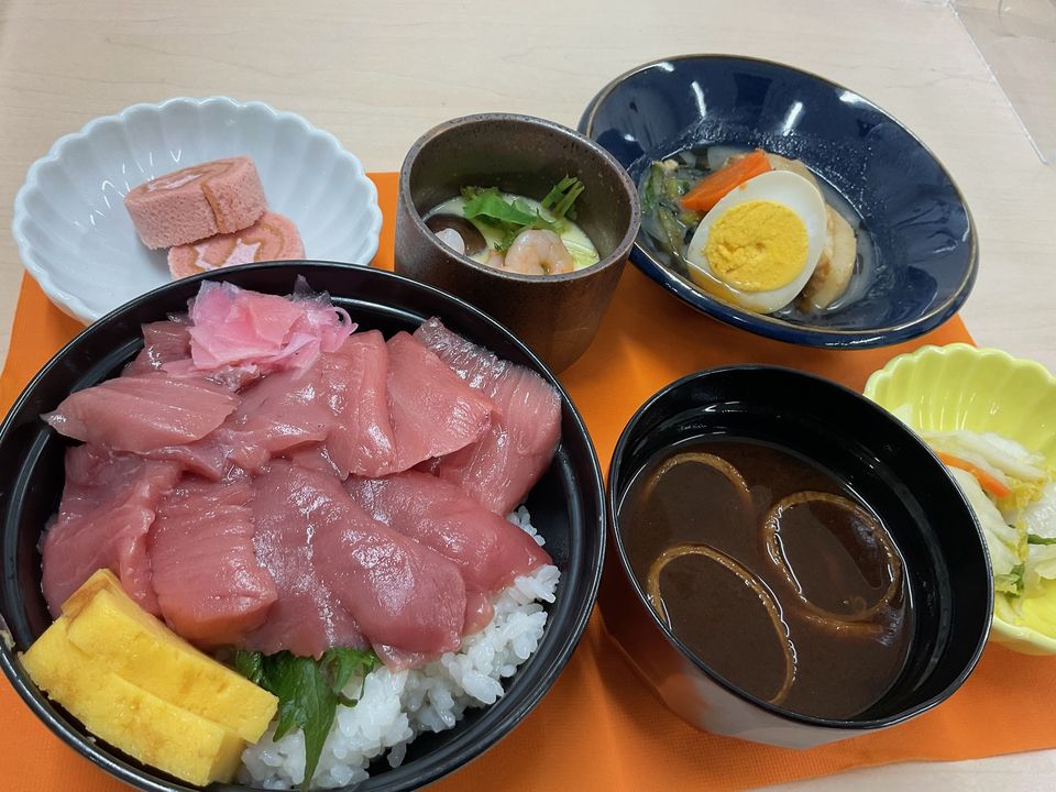 マグロ丼と卵焼き、小鉢、汁物の昼食