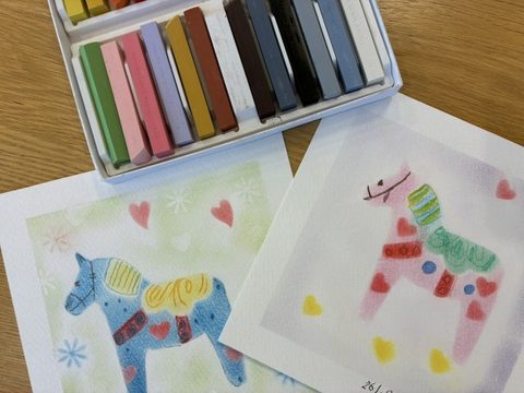 パステルで描いた干支の馬の作品と、パステル