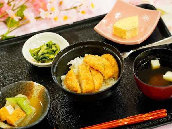新潟名物のたれカツ丼と、小鉢、汁物の膳