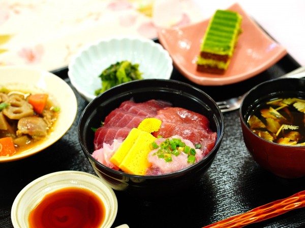 三種のマグロ丼と筑前煮、菜の花のお浸し、赤だし、抹茶のケーキ