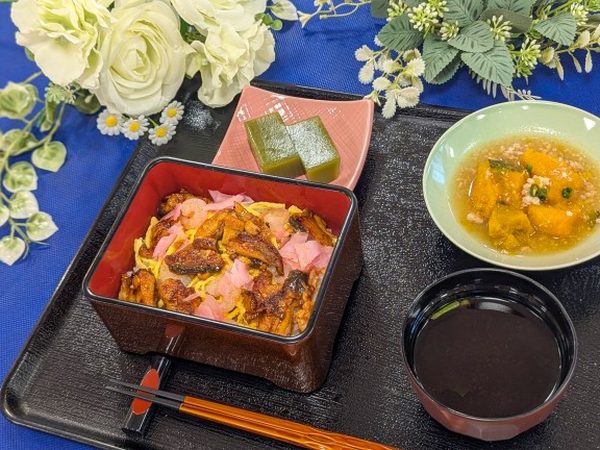 重箱に盛ったうなぎちらし寿司と、南瓜のそぼろ煮、赤だし、抹茶ようかん