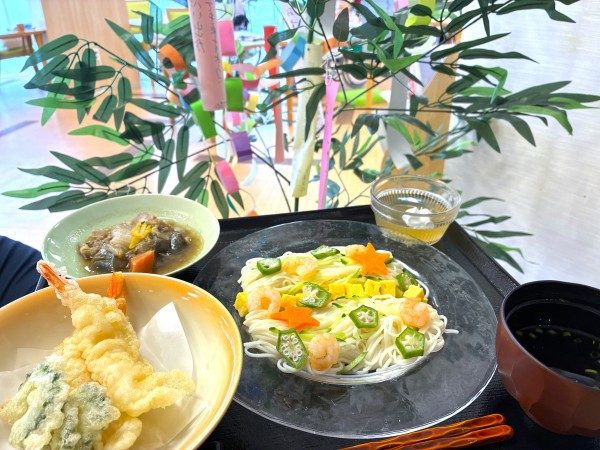 七夕の涼素麺と天麩羅、甘煮。後ろに笹飾り
