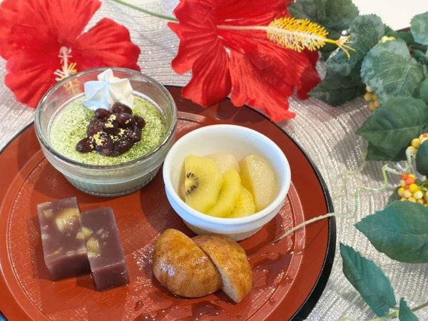 抹茶プリン、くり蒸しようかん、おまんじゅう、フルーツを盛り合わせたデザートプレート
