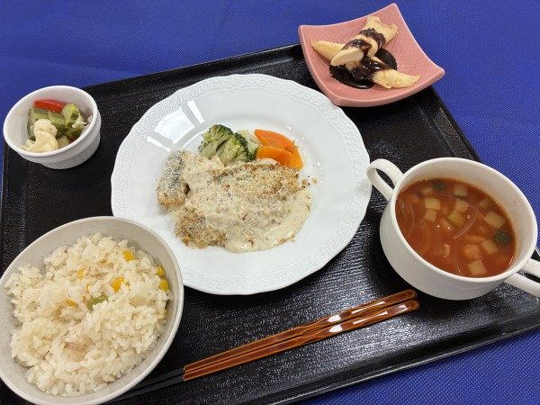 スズキの香草パン粉焼き マスタードソースに、焼きトウモロコシのピラフ、野菜のトマトスープ、ピクルス、ミニバナナクレープ