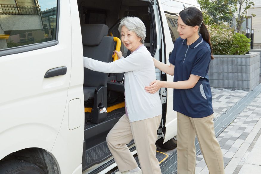 車の乗り降りを手伝うスタッフ