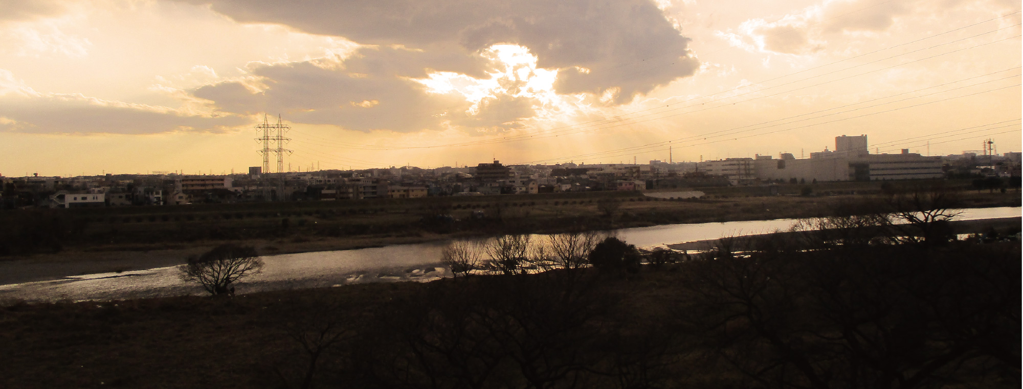 多摩川越しに沈む美しい夕日