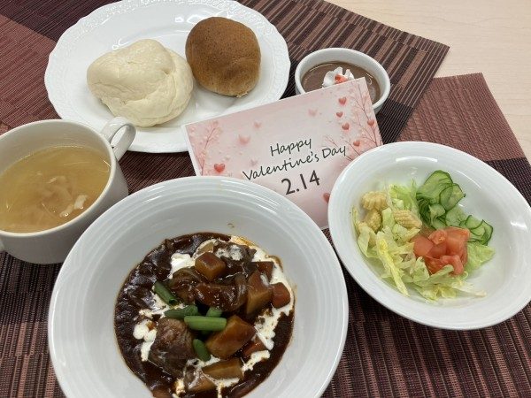 ビーフシチューとパン、サラダ、スープに、バレンタインのカード