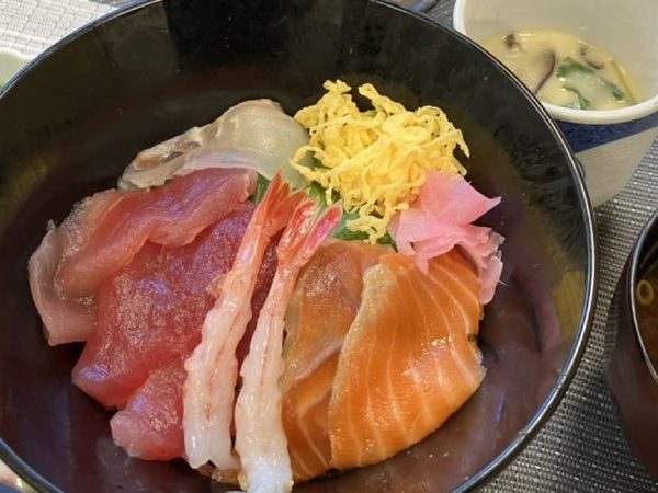 まぐろやサーモン、卵焼きを盛った海鮮丼