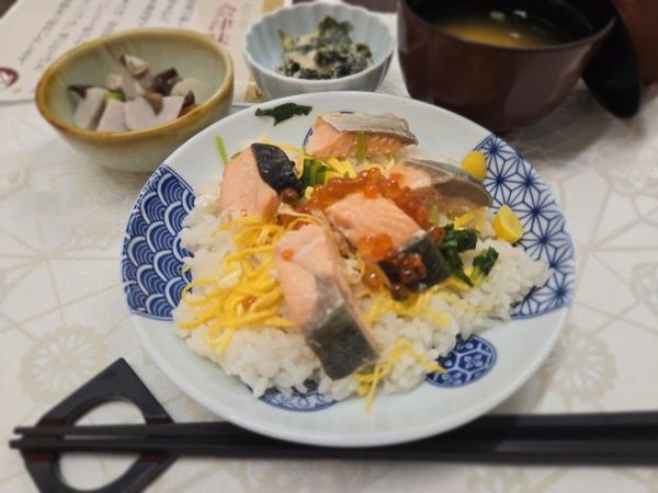 イクラと鮭のわっぱめし風と、小鉢、汁物