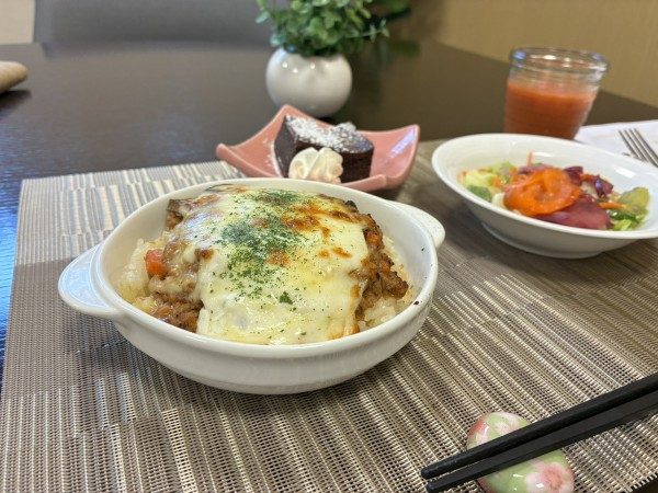ドリアとガスパチョ、サラダなどを並べた開設記念ランチ