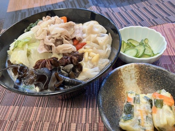 具だくさんの薬膳白湯麺と、チヂミ、きゅうりのナムル