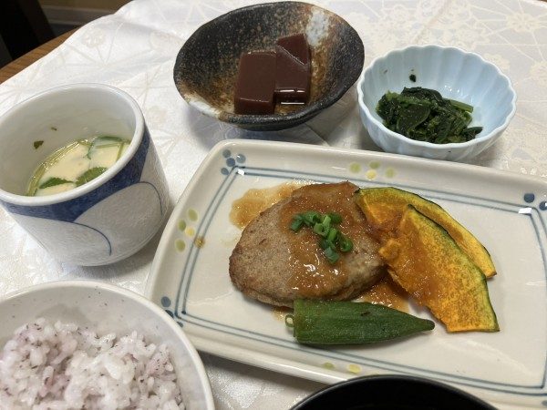 いわしの和風ハンバーグと茶碗蒸し、ゆかりご飯、羊羹