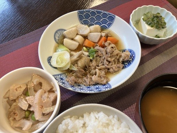 牛肉と里芋の芋煮風と、小鉢、ご飯、味噌汁