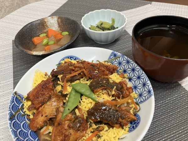 うなちらしに、冬瓜の水晶煮、ちんげん菜のお浸し、赤だし