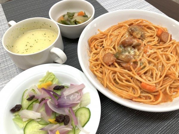 ナポリタンに、アスパラのガーリックソテー、レーズンとレタスのサラダ、コーンポタージュ