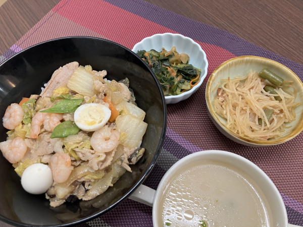 10品目の彩り中華丼の写真